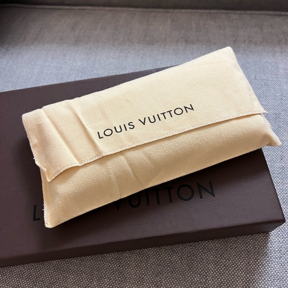 Authentic Louis Vuitton Epi Leather Zippy Wallet in Indigo - Picture 12 of 15